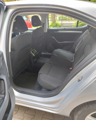 Skoda Superb cena 64000 przebieg: 186000, rok produkcji 2016 z Warszawa małe 106